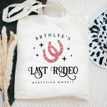 Tote Bag Dernier Rodeo Horseshoes Bachelorette Party<br><div class="desc">Bienvenue amis à votre cowgirl disco ou week-end de bachelorette à thème occidental avec ces sacs fourre-tout personnalisés mignons. Le design comprend une paire de fer à cheval rose rose poussiéreux flanquée d'étoiles rétro de style disco avec "dernier rodéo" en dessous. Ajoutez votre nom, le nom du lieu et l'année....</div>