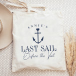 Tote Bag Dernière voile avant le Voile Nautique Bachelorett<br><div class="desc">Bienvenue invités à votre soirée nautique ou de bachelorette avec ces sacs fourre-tout personnalisés mignons. Le design présente l'illustration d'un navire bleu marine surmonté d'un petit coeur, avec deux lignes de texte personnalisées en dessous ; illustrée par "Dernier voilier avant le voile". Ajoutez le nom de la mariée courbé sur...</div>