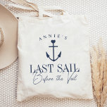 Tote Bag Dernière voile avant le Voile Nautique Bachelorett<br><div class="desc">Bienvenue invités à votre soirée nautique ou de bachelorette avec ces sacs fourre-tout personnalisés mignons. Le design présente l'illustration d'un navire bleu marine surmonté d'un petit coeur, avec deux lignes de texte personnalisées en dessous ; illustrée par "Dernier voilier avant le voile". Ajoutez le nom de la mariée courbé sur...</div>