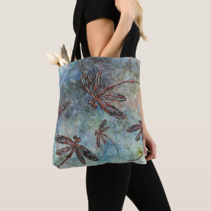 Tote Bag Des libellules pointues en bronze sur un ciel magi