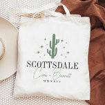 Tote Bag Desert Cactus Destination Mariage Bienvenue<br><div class="desc">Bienvenue invités à votre mariage de destination avec ces sacs fourre-tout personnalisés chic et modernes. Design présente une illustration de cactus vert flanquée d'étoiles, avec votre destination mariage en dessous (avec Scottsdale) en lettres serif classiques. Ajoutez vos noms sous le script cursif manuscrit, ainsi que l'année. Les couleurs peuvent être...</div>
