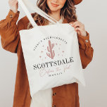 Tote Bag Desert Cactus Scottsdale Bachelorette Party<br><div class="desc">Bienvenue invités à votre destination week-end de bachelorette avec ces sacs fourre-tout personnalisés mignons. Le design présente une illustration de cactus rose rose poussiéreux flanquée d'étoiles, avec deux lignes de texte personnalisé en dessous ; illustrée par "Scottsdale Before the Veil". Ajoutez votre nom d'événement courbé en haut, et l'année en...</div>