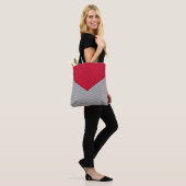 Tote Bag Design de chevrons noir et blanc et triangle rouge (Sur le modèle)
