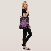 Tote Bag Dessin Mandala Flower noir violet et rose (Sur le modèle)