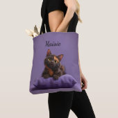 Tote Bag Dessin Tortoiseshell Kitten sur coussin pourpre (De près)