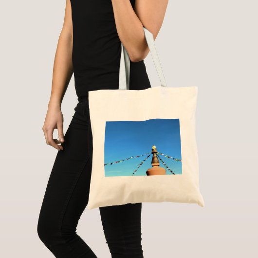 Tote Bag Dessus de Stupa bouddhiste avec des drapeaux de (Devant (produit))