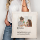 Tote Bag Devis de définition de fonction personnalisée<br><div class="desc">Cette définition de citation de Funtie est la façon parfaite de célébrer le lien spécial que votre soeur partage avec votre enfant en tant que "Tante Amusante". Cette conception est quelque chose qui non seulement égaye sa vie, mais aussi capture la joie et l'amour uniques qu'elle apporte à votre famille....</div>