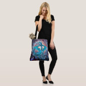 Tote Bag Dragon Cosmique Turquoise (Sur le modèle)