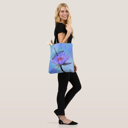 Tote Bag Dragonfly on Water Lily All-Over Imprimer Fourre-t (Sur le modèle)