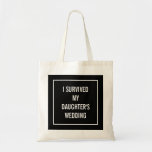 Tote Bag Drôle Mère de l'épouse Citation en noir<br><div class="desc">Ce fourre-tout chic et drôle conviendra parfaitement à la mère de la mariée qui survit au mariage ! Le design noir et blanc dit "J'ai survécu au mariage de ma fille".</div>