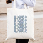 Tote Bag Dusty Blue Retro Boho Personnalisé Bachelorette<br><div class="desc">Vous cherchez un cadeau de douche de nage parfait? Ne cherchez pas plus loin que notre sac fourre-tout personnalisé bleu poussiéreux en bois! Ce sac est parfait pour toutes les demoiselles d'honneur de la future épouse. Non seulement il est élégant et unique, mais il est également personnalisé avec vos détails...</div>
