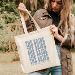 Tote Bag Dusty Blue tendance Boho Retro Mariée personnalisé<br><div class="desc">Avez-vous besoin d'un sac fourre-tout personnalisé pour votre prochain mariage ? Voulez-vous quelque chose de tendance, de préppy et de super ? Ne cherchez pas plus loin que le sac fourre-tout personnalisé vert émeraude de la mariée ! Cet élégant fourre-tout est parfait pour transporter tous vos effets personnels de et...</div>