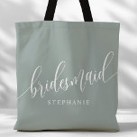 Tote Bag Dusty Sage Bridesmaid Script moderne<br><div class="desc">Faites part de votre appréciation à votre fête de mariée avec ce sac fourre-tout élégant et poussiéreux de femme de chambre verte. Doté d'un script moderne et personnalisable avec le nom de votre femme de chambre, ce sac fourre-tout est à la fois pratique et élégant. La couleur douce et le...</div>