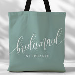 Tote Bag Dusty Turquoise Bridesmaid Script moderne<br><div class="desc">Faites part de votre appréciation à votre fête de mariée grâce à ce sac fourre-tout de femme de chambre turquoise et élégant. Doté d'un script moderne et personnalisable avec le nom de votre femme de chambre, ce sac fourre-tout est à la fois pratique et élégant. La couleur douce et le...</div>