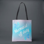 Tote Bag Échelles de dégradés hors service de sirène<br><div class="desc">De mignonnes écailles de sirène dans les tons bleu et violet sur la plage fourre-tout conviennent aux sirènes hors service.</div>