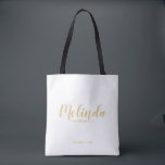 Tote Bag Écriture Moderne Gold Personnalisée Bridesmaitres<br><div class="desc">Sac fourre-tout moderne Script Gold Personnalisé Bridesmaids avec nom de femme d'honneur personnalisée en or style de police de calligraphie moderne avec titre et date mariage dans le style de police sans serif moderne sur arrière - plan blanc. Aussi parfait pour Maid of Honor, Flower Girl, Mother of the Bride...</div>