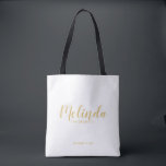 Tote Bag Écriture Moderne Gold Personnalisée Bridesmaitres<br><div class="desc">Sac fourre-tout moderne Script Gold Personnalisé Bridesmaids avec nom de femme d'honneur personnalisée en or style de police de calligraphie moderne avec titre et date mariage dans le style de police sans serif moderne sur arrière - plan blanc. Aussi parfait pour Maid of Honor, Flower Girl, Mother of the Bride...</div>