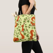 Tote Bag Écureuil rouge dans des branches noisettes. (De près)