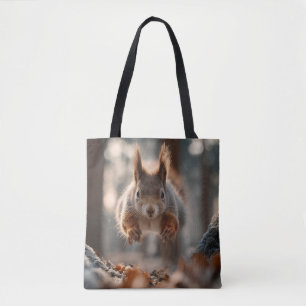 Tote Bag Écureuil roux bondissant dans une forêt gelée