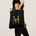 Tote Bag Élégant Black Gold Girly Personnalisé Monogramme<br><div class="desc">Girly Modern Simple Élégant Noir et Or Monogramme Nom initial Signature Script Sac fourre-tout personnalisé. Ce design avec votre prénom dans une jolie typographie de police de queue d'essuie-glace (ou calligraphie) à la main avec un monogramme initial en or et blanc sur noir. Grand cadeau féminin pour anniversaire, mariage, Noël,...</div>