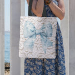 Tote Bag Elégant bleu dentelle blanche arc<br><div class="desc">Ces totes élégantes sont parfaites pour votre style de vie tranquille! Avec un motif chic en dentelle blanche et un arc bleu,  ces totes peuvent être emmenés sur les marchés agricoles sans fin,  se promener dans les rues en vacances ou assis au bord de la plage.</div>