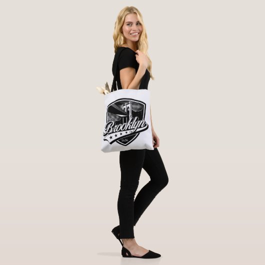 Tote Bag Elegant Brooklyn Shield et Swoosh Design (Sur le modèle)