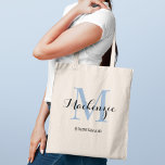 Tote Bag Elégant Dusty Blue Custom Wedding Bridesmaid Nom<br><div class="desc">Le sac fourre-tout de mariage personnalisé élégant est doté d'un design personnalisé de typographie monographique avec un nom de script de calligraphie moderne et un monogramme serif initial en bleu et noir poussiéreux. Inclut le texte personnalisé pour un titre de parti nuptial comme "BRIDESMAID" ou d'autres termes préférés.</div>