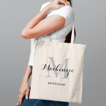 Tote Bag Élégant gris noir personnalisé mariage nom de la s<br><div class="desc">Le sac fourre-tout de mariage personnalisé élégant est doté d'un design personnalisé de typographie monographique avec un nom de script de calligraphie moderne et un monogramme serif initial en gris argent et noir. Inclut le texte personnalisé pour un titre de parti nuptial comme "BRIDESMAID" ou d'autres termes préférés.</div>