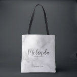 Tote Bag Élégant Marbre Classé Femme d'honneur personnalisé<br><div class="desc">Classy Elegant Marble Modern Script Personnalisé Bridesmaids Sac fourre-tout avec le nom personnalisé bridesmaid en calligraphie moderne style de police avec titre et date mariage dans le style de police sans serif moderne sur l'arrière - plan en marbre blanc. Aussi parfait pour Maid of Honor, Flower Girl, Mother of the...</div>