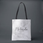 Tote Bag Élégant Marbre Classé Femme d'honneur personnalisé<br><div class="desc">Classy Elegant Marble Modern Script Personnalisé Bridesmaids Sac fourre-tout avec le nom personnalisé bridesmaid en calligraphie moderne style de police avec titre et date mariage dans le style de police sans serif moderne sur l'arrière - plan en marbre blanc. Aussi parfait pour Maid of Honor, Flower Girl, Mother of the...</div>