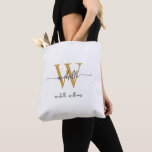 Tote Bag Élégant Monogramme Personnalisé Fille Or Blanc<br><div class="desc">Sac fourre-tout personnalisé élégant moderne simple et féminin blanc et or avec monogramme initial nom signature script. Ce design présentant votre prénom dans un joli style lettrage à la main avec empattements de queue (ou calligraphie) avec monogramme initial et nom de famille ou nom complet en or et noir sur...</div>