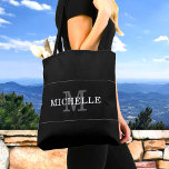 Tote Bag Élégant Noir Monogramme Nom Personnalisé<br><div class="desc">Customisez le texte et créez facilement votre sac fourre-tout personnalisé. Cliquez sur MODIFIER, puis sur MODIFIER l'ARRIÈRE - PLAN pour modifier la couleur de l'arrière - plan, puis recommencez pour les deux côtés. Vous pouvez TRANSFÉRER ce DESIGN sur d'autres produits Zazzle et l'ajuster à la plupart des articles Zazzle. Les...</div>