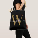 Tote Bag Élégant Noir Or Féminin Personnalisé Monogrammé<br><div class="desc">Sac fourre-tout personnalisé élégant, moderne et féminin avec monogramme initial noir et or, écriture de nom personnalisée. Ce design présente votre prénom dans une jolie typographie de style lettrage manuscrit avec fioritures (ou calligraphie) avec monogramme initial en or et blanc sur fond noir. Cadeau féminin idéal pour un anniversaire, un...</div>