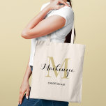 Tote Bag Élégant Noir Or Personnalisé Mariage Femme de cham<br><div class="desc">Le sac fourre-tout de mariage personnalisé élégant est doté d'un design personnalisé de typographie monographique avec un nom de script de calligraphie moderne et un monogramme serif initial en or riche et couleurs noires. Inclut le texte personnalisé pour un titre de parti nuptial comme "BRIDESMAID" ou d'autres termes préférés.</div>