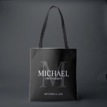 Tote Bag Élégant Noir Personnalisé Groomsmen<br><div class="desc">Ajoutez une touche personnelle à votre mariage grâce à un sac fourre-tout de toiletteurs personnalisé. Ce sac contient le nom personnalisé du marionnettiste avec titre et date mariage en blanc et monogramme en gris arrière - plan, en style de police serif classique, sur arrière - plan noir. Parfait aussi pour...</div>