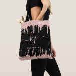 Tote Bag Élégant Rose Gold Parties scintillant Drives Monog<br><div class="desc">Sylish, Girly, Elegant, Light Rose Gold Parties scintillant Drips 2 Monogram Script personnalisé nom monogrammed sac fourre-tout sur noir. Doté d'un cadre d'égouttement de parties scintillant d'or rose pâle moderne, d'une grande police de script monogramme à double main avec swashes (initiales de grande taille), et d'un nom de police de...</div>