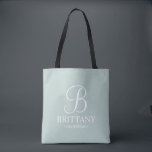 Tote Bag Élégante demoiselle d'honneur personnalisée en noi<br><div class="desc">Elegant Black and White Personnalisé Bridesmaid Cadeaux avec monogramme personnalisé en blanc élégant style de police script avec le nom et le titre de bridesmaid dans le style de police serif classique sur arrière - plan vert sage. Aussi parfait pour Maid of Honor, Flower Girl, Mother of the Bride et...</div>