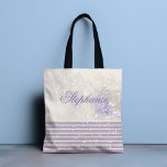 Tote Bag Élégante Fille Chic Marbre Éclairé Personnalisé<br><div class="desc">Ce design chic présente un élégant marbre brillant avec lavande et rayures blanches à la base. Personnalisé avec votre nom en éditant le texte dans la zone de texte fournie #mode #mode #mode #mode #mode #mode #mode #totes #sacs fourre - touts #sacs #cadeaux #cadeaux #giftsforher #personnalisées #cadeaux #personnalisés #cadeaux #accessoires...</div>