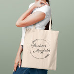 Tote Bag Élégants Feuilles Ronds Nom personnalisé Entrepris<br><div class="desc">Le sac fourre-tout d'affaires élégant présente un design personnalisé pour un propriétaire de petite entreprise avec prénom et nom de famille dans un script de calligraphie moderne encadré par une couronne ronde avec des feuilles de laurier chic rustique. Personnalisez le texte courbe avec un nom commercial ou un autre libellé...</div>