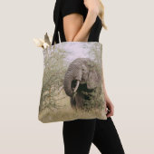 TOTE BAG ÉLÉPHANT MANGEANT D'UN ARBRE (De près)