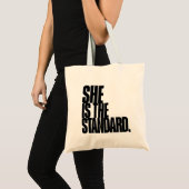 Tote Bag Elle est la référence, citation motivationnelle Ar (Devant (produit))