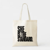 Tote Bag Elle est la référence, citation motivationnelle Ar (Dos)