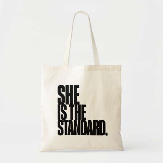 Tote Bag Elle est la référence, citation motivationnelle Ar (Devant)