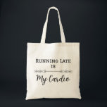 Tote Bag En retard, c'est mon Cardio<br><div class="desc">Faites-vous plaisir avec le design "Running Late is My Cardio" ! Parfait pour ceux qui semblent toujours pressés, ce T-shirt plein d'humour fait une déclaration amusante. Un grand cadeau pour tous ceux qui ont un mode de vie chargé, ou ceux qui aiment rire d'être en retard à la mode!</div>