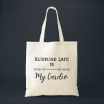 Tote Bag En retard, c'est mon Cardio<br><div class="desc">Faites-vous plaisir avec le design "Running Late is My Cardio" ! Parfait pour ceux qui semblent toujours pressés,  ce T-shirt plein d'humour fait une déclaration amusante. Un grand cadeau pour tous ceux qui ont un mode de vie chargé,  ou ceux qui aiment rire d'être en retard à la mode!</div>