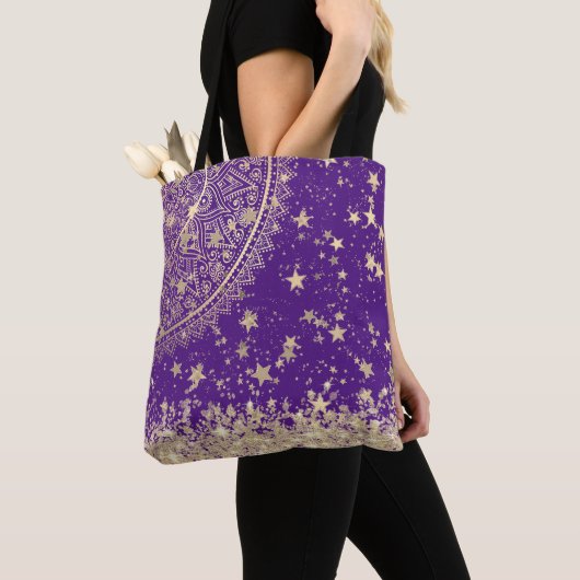 Tote Bag Enchanter Mandala avec des étoiles d'or sur violet (De près)