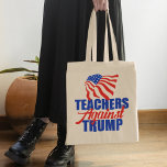 Tote Bag Enseignants contre Trump Élection 2024 Politique<br><div class="desc">Les enseignants opposés à Donald Trump s'unissent à ce sac fourre-tout d'enseignants anti-Trump qui présente le drapeau américain en rouge,  blanc et bleu pour l'élection de 2024.</div>