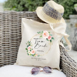 Tote Bag Épouse flush Floral Wreath Team Mariée personnalis<br><div class="desc">Vous recherchez la collection parfaite de sacs fourre-tout de fête de mariage ? Ne cherchez pas plus loin que notre belle collection de couronnes florales. Doté d'une écriture de police de calligraphie chic qui dit "Epouse d'équipe" avec les noms des demoiselles d'honneur personnalisées sur chaque sac. Notre collection est parfaite...</div>