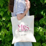 Tote Bag Épouse Madame Mariée Demoiselle d'Honneur Enterrem<br><div class="desc">Célébrez votre saint mariage avec ce joli sac fourre-tout pour épouses. Personnalisez-le en ajoutant votre nom de famille et la date de votre anniversaire de mariage.  Élégante police rose et noire.  Idéal pour une fête de mariage ou un dîner d'anniversaire / d'anniversaire pour une épouse.</div>