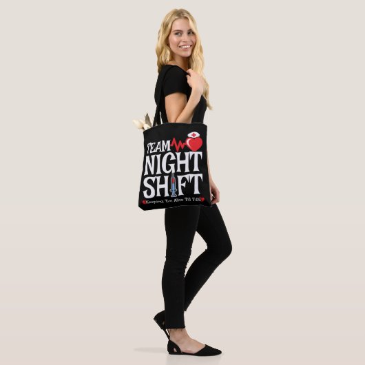 Tote Bag Équipe Night Shift - Night Shift Nurft (Sur le modèle)